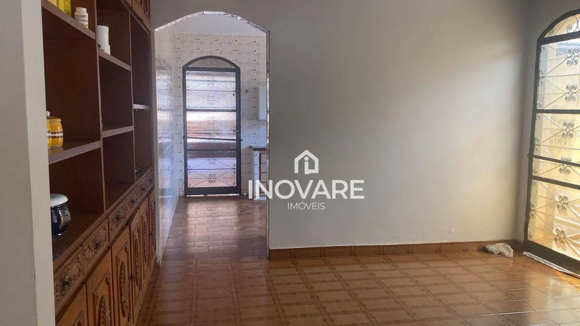 Casa com 3 quartos para alugar, 360m2 em Itumbiara - GO - imagem 3 Foto 3 de Casa com 3 quartos para alugar, 360m2 em Itumbiara - GO