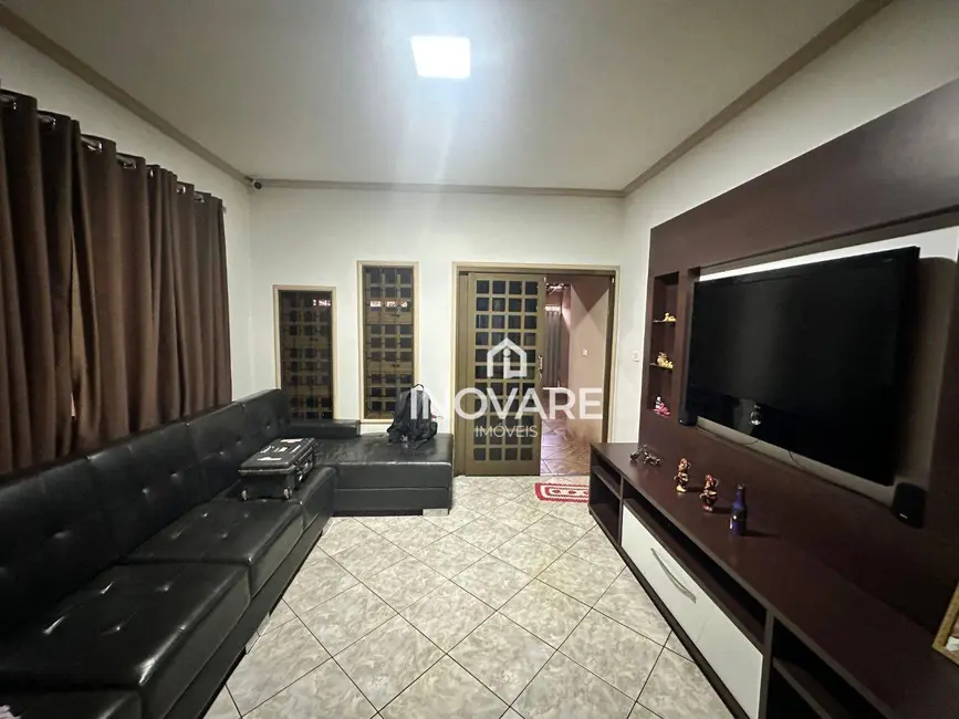 Casa com 3 quartos à venda, 360m2 em Jardim Leonora, Itumbiara - GO - imagem 3 Foto 3 de Casa com 3 quartos à venda, 360m2 em Jardim Leonora, Itumbiara - GO