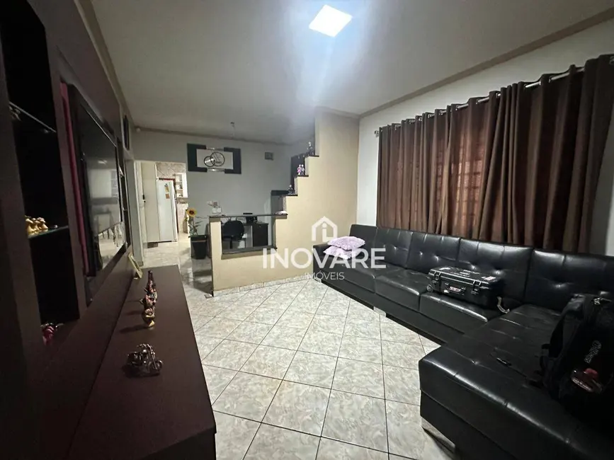 Casa com 3 quartos à venda, 360m2 em Jardim Leonora, Itumbiara - GO - imagem 4 Foto 4 de Casa com 3 quartos à venda, 360m2 em Jardim Leonora, Itumbiara - GO