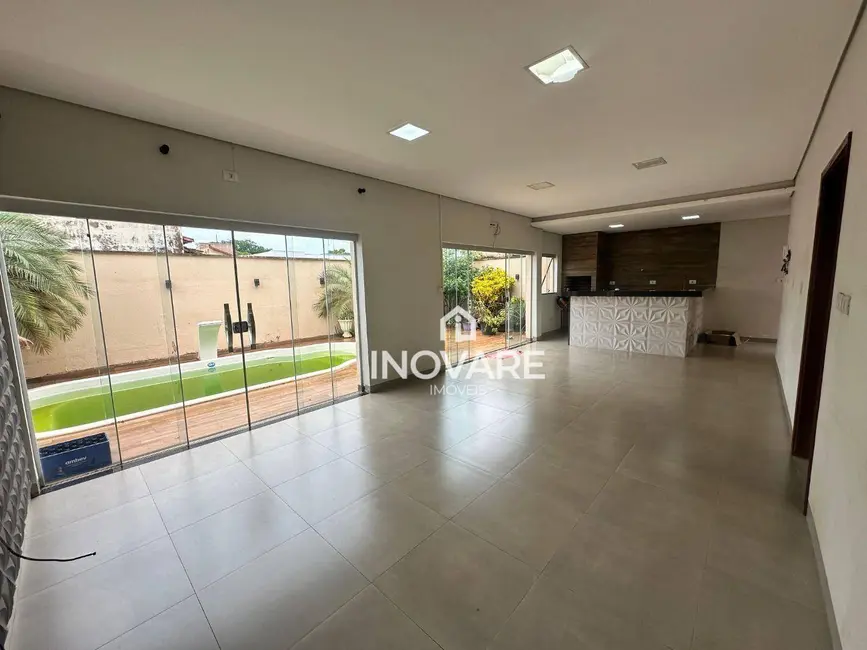 Foto 1 de Casa com 3 quartos para alugar, 360m2 em Itumbiara - GO