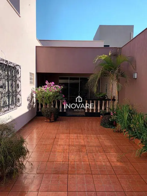 Casa com 3 quartos à venda, 250m2 em Jardim Morumbi, Itumbiara - GO - imagem 2 Foto 2 de Casa com 3 quartos à venda, 250m2 em Jardim Morumbi, Itumbiara - GO