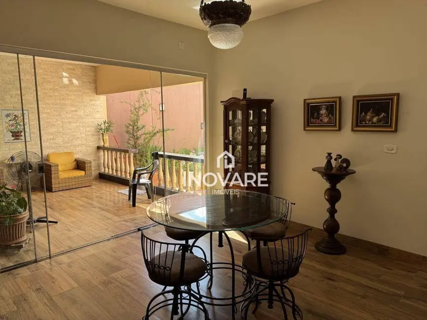 Casa com 3 quartos à venda, 250m2 em Jardim Morumbi, Itumbiara - GO - imagem 6 Foto 6 de Casa com 3 quartos à venda, 250m2 em Jardim Morumbi, Itumbiara - GO