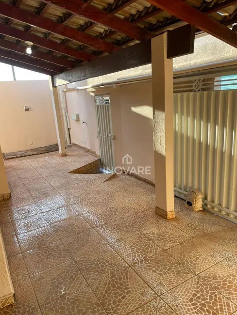 Casa com 3 quartos à venda, 250m2 em Arapora - MG - imagem 2 Foto 2 de Casa com 3 quartos à venda, 250m2 em Arapora - MG