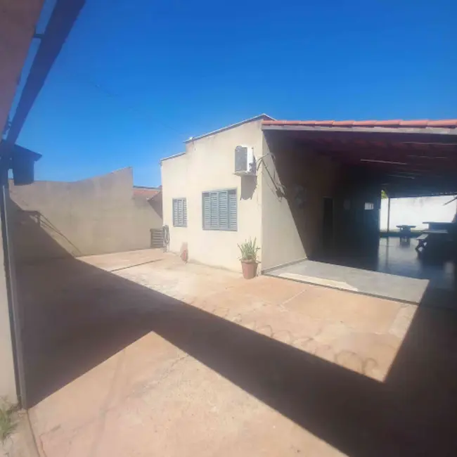 Casa com 3 quartos para alugar, 360m2 em Conjunto Habitacional Juca Arantes, Itumbiara - GO - imagem 4 Foto 4 de Casa com 3 quartos para alugar, 360m2 em Conjunto Habitacional Juca Arantes, Itumbiara - GO