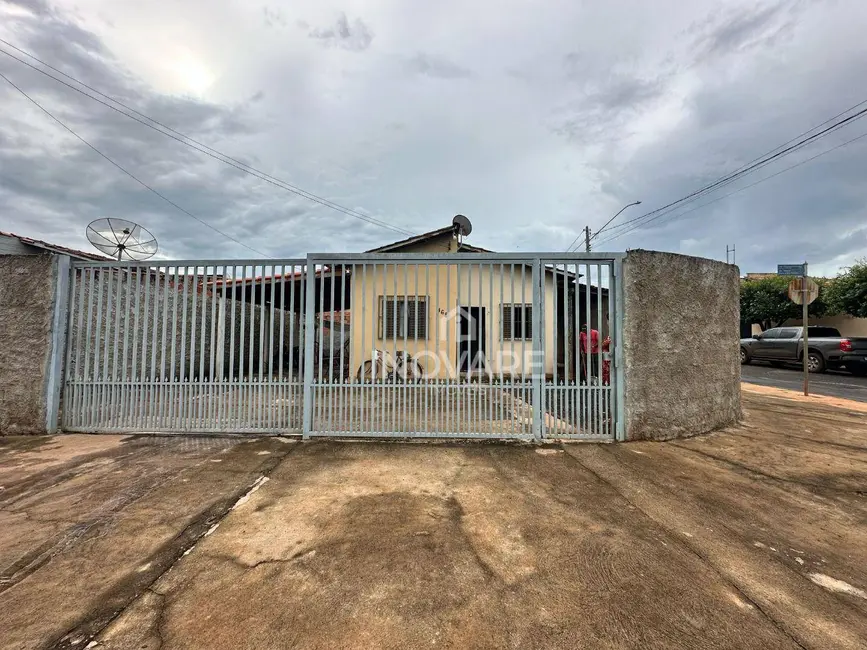 Foto 1 de Casa com 2 quartos à venda, 250m2 em Itumbiara - GO