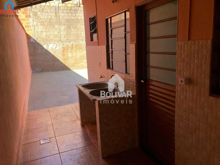 Casa com 2 quartos para alugar em Arapora - MG - imagem 2 Foto 2 de Casa com 2 quartos para alugar em Arapora - MG