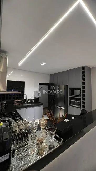 Casa com 3 quartos à venda, 225m2 em Itumbiara - GO - imagem 4 Foto 4 de Casa com 3 quartos à venda, 225m2 em Itumbiara - GO