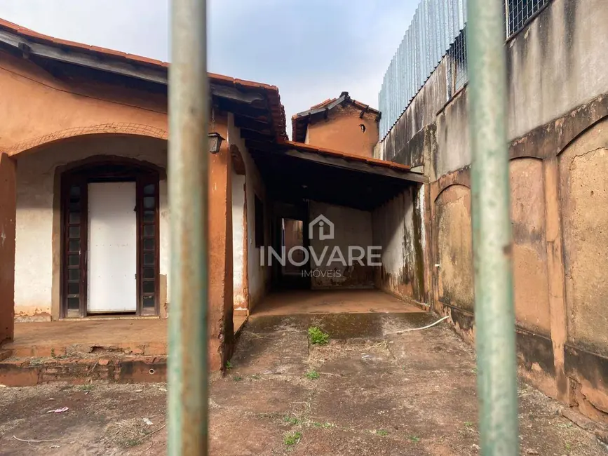 Foto 2 de Casa com 3 quartos à venda, 430m2 em Itumbiara - GO