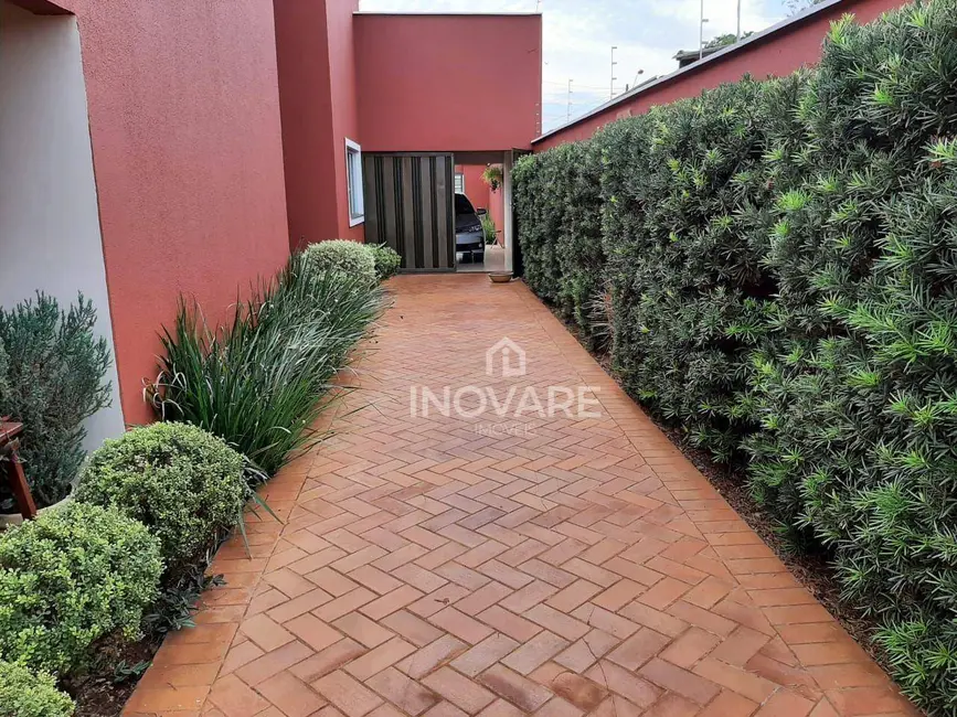 Casa com 3 quartos à venda, 470m2 em Jardim Leonora, Itumbiara - GO - imagem 2 Foto 2 de Casa com 3 quartos à venda, 470m2 em Jardim Leonora, Itumbiara - GO