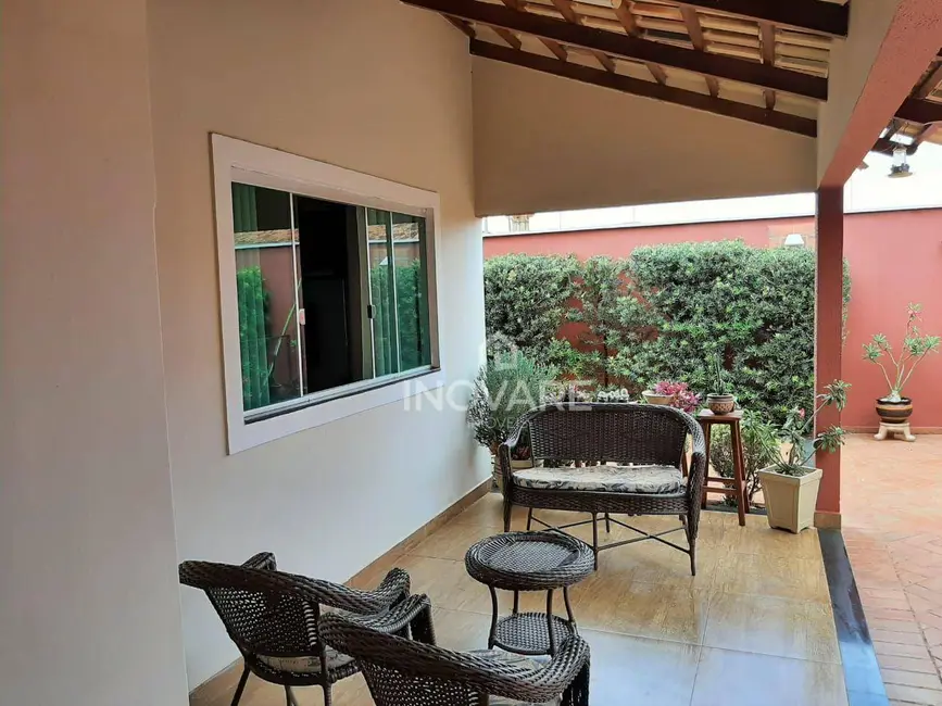 Casa com 3 quartos à venda, 470m2 em Jardim Leonora, Itumbiara - GO - imagem 3 Foto 3 de Casa com 3 quartos à venda, 470m2 em Jardim Leonora, Itumbiara - GO
