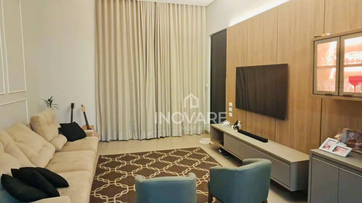 Casa com 3 quartos à venda, 299m2 em Itumbiara - GO - imagem 3 Foto 3 de Casa com 3 quartos à venda, 299m2 em Itumbiara - GO