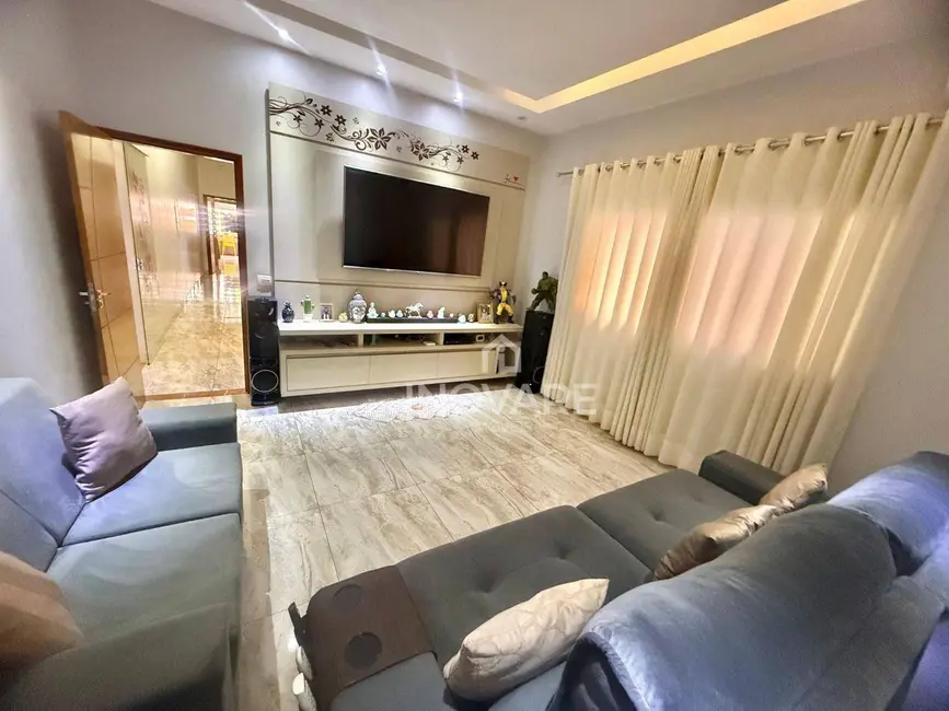 Casa com 3 quartos à venda, 360m2 em Residencial Beira Rio I, Itumbiara - GO - imagem 3 Foto 3 de Casa com 3 quartos à venda, 360m2 em Residencial Beira Rio I, Itumbiara - GO