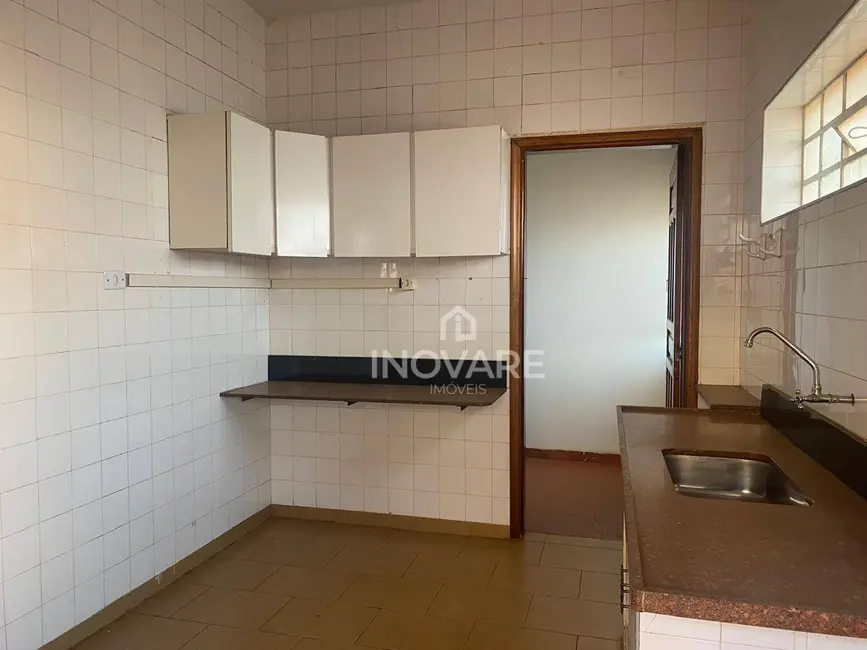 Casa com 3 quartos para alugar, 360m2 em Itumbiara - GO - imagem 4 Foto 4 de Casa com 3 quartos para alugar, 360m2 em Itumbiara - GO