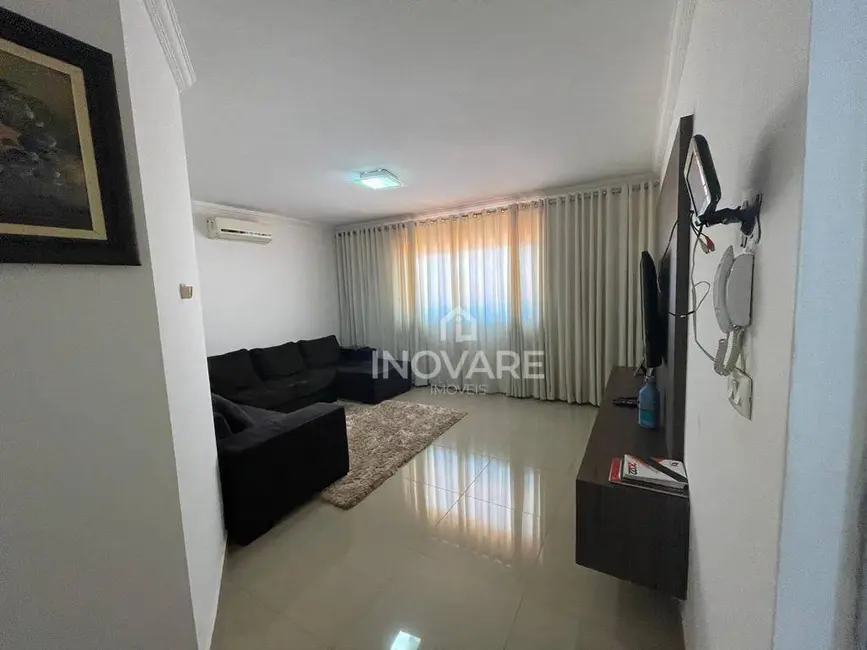 Casa com 4 quartos à venda, 360m2 em Jardim América, Itumbiara - GO - imagem 3 Foto 3 de Casa com 4 quartos à venda, 360m2 em Jardim América, Itumbiara - GO