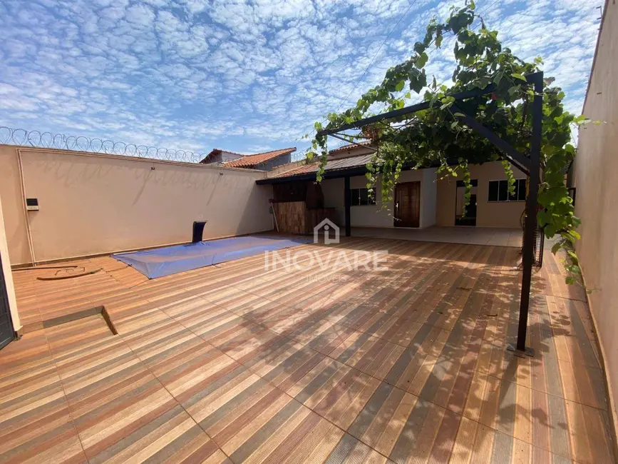 Casa com 2 quartos à venda, 250m2 em Jardim Leonora, Itumbiara - GO - imagem 1 Foto 1 de Casa com 2 quartos à venda, 250m2 em Jardim Leonora, Itumbiara - GO