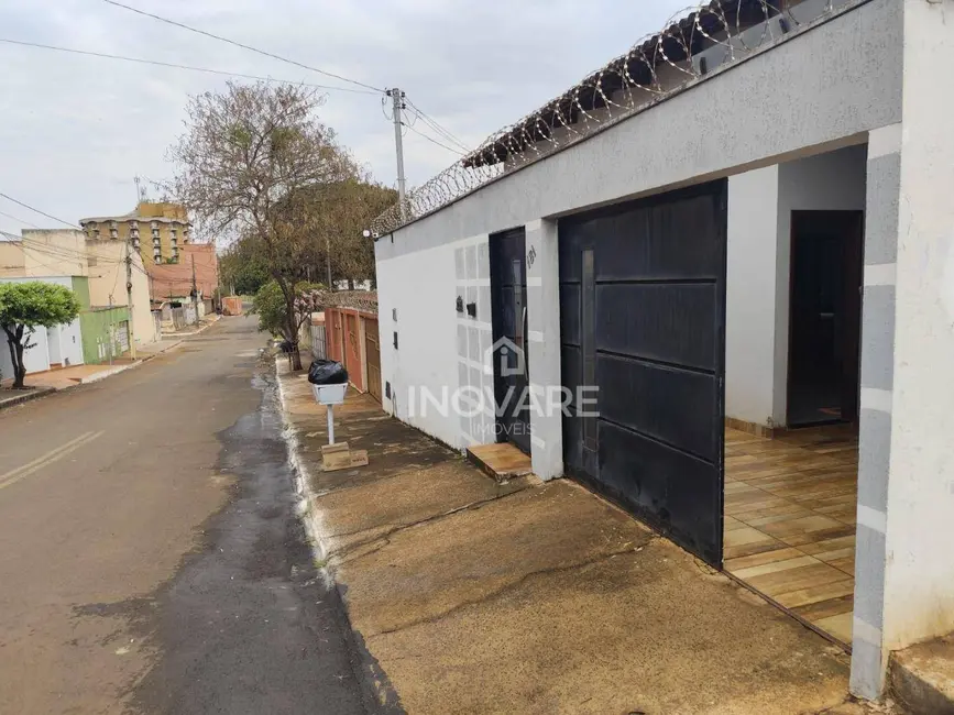 Foto 2 de Casa com 2 quartos à venda, 180m2 em Itumbiara - GO