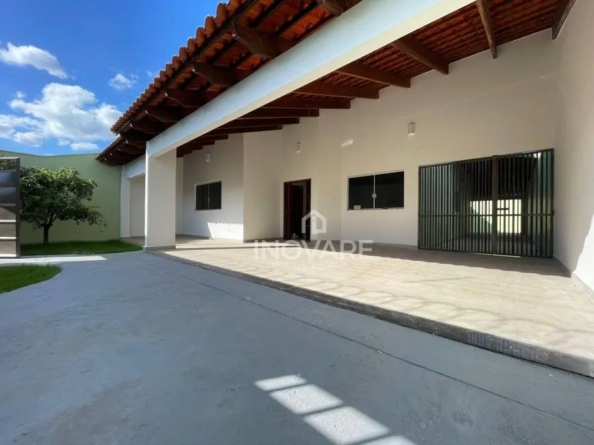 Casa com 4 quartos à venda, 360m2 em Jardim Leonora, Itumbiara - GO - imagem 1 Foto 1 de Casa com 4 quartos à venda, 360m2 em Jardim Leonora, Itumbiara - GO