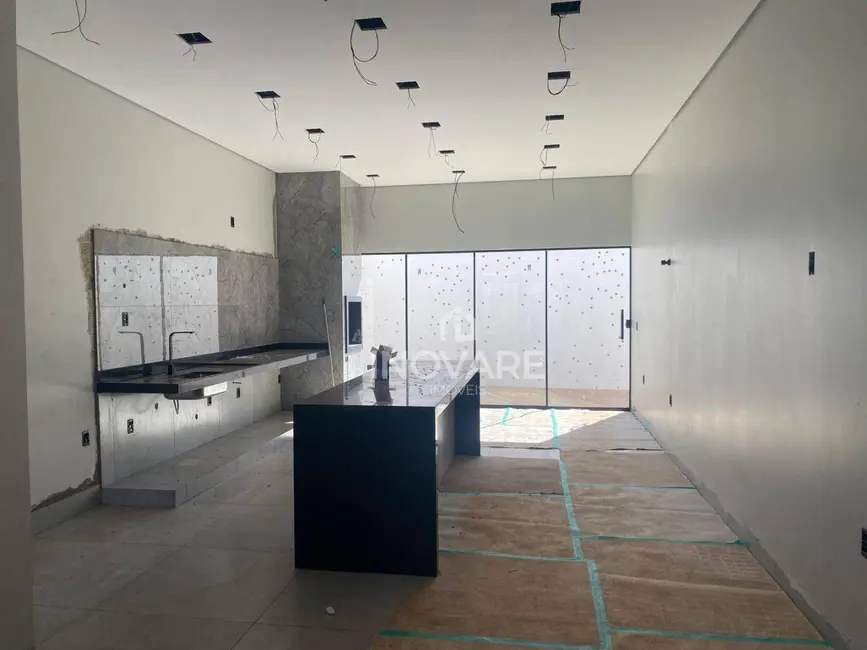 Casa com 3 quartos à venda, 250m2 em Itumbiara - GO - imagem 8 Foto 8 de Casa com 3 quartos à venda, 250m2 em Itumbiara - GO