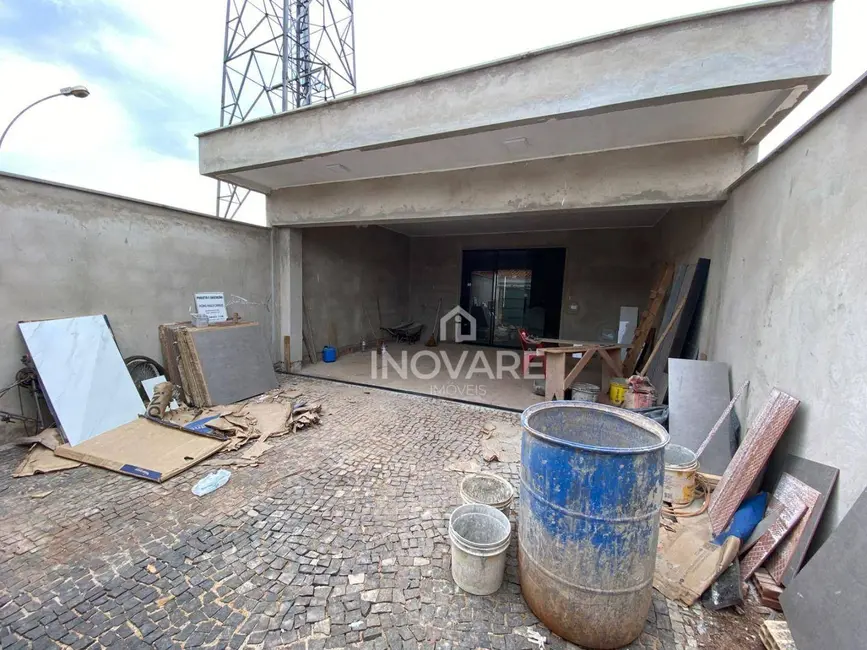 Casa com 3 quartos à venda, 210m2 em Itumbiara - GO - imagem 1 Foto 1 de Casa com 3 quartos à venda, 210m2 em Itumbiara - GO