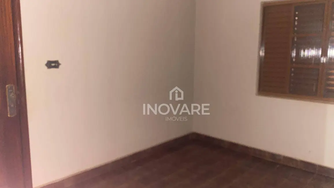 Casa com 4 quartos para alugar, 200m2 em Itumbiara - GO - imagem 8 Foto 8 de Casa com 4 quartos para alugar, 200m2 em Itumbiara - GO