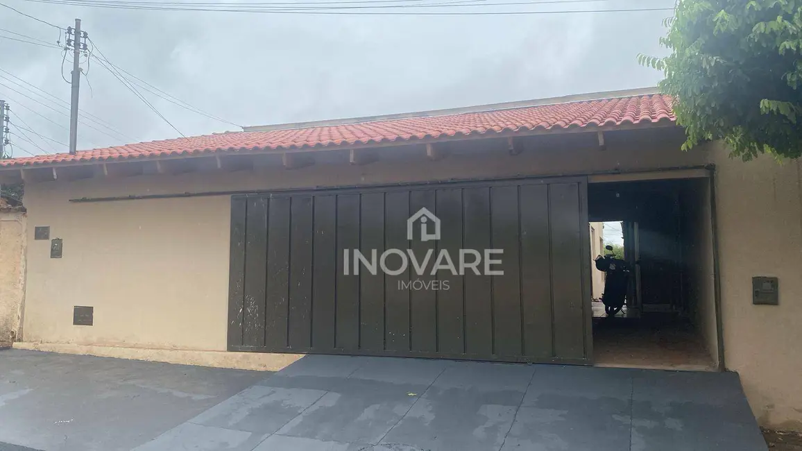 Foto 1 de Casa com 3 quartos à venda, 300m2 em Itumbiara - GO