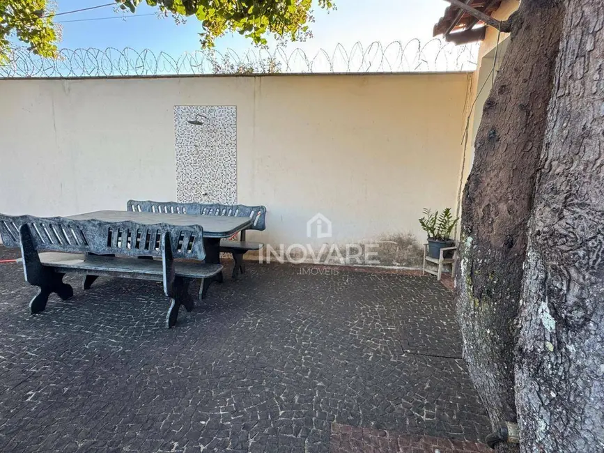 Casa com 3 quartos à venda, 360m2 em Setor Luz, Itumbiara - GO - imagem 3 Foto 3 de Casa com 3 quartos à venda, 360m2 em Setor Luz, Itumbiara - GO