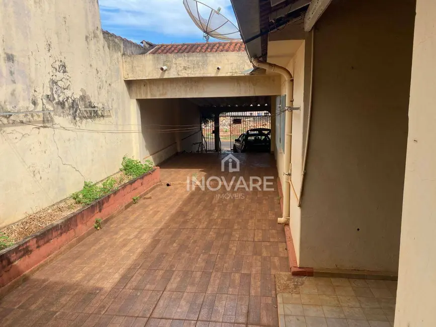 Casa com 3 quartos à venda, 360m2 em Itumbiara - GO - imagem 1 Foto 1 de Casa com 3 quartos à venda, 360m2 em Itumbiara - GO