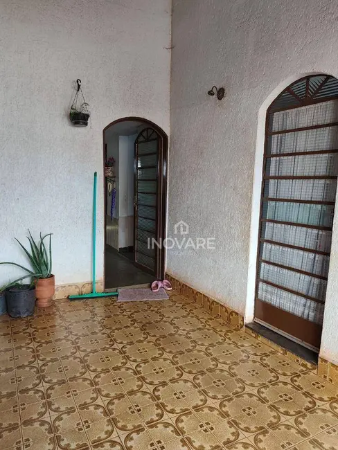 Casa com 2 quartos à venda, 360m2 em Itumbiara - GO - imagem 1 Foto 1 de Casa com 2 quartos à venda, 360m2 em Itumbiara - GO