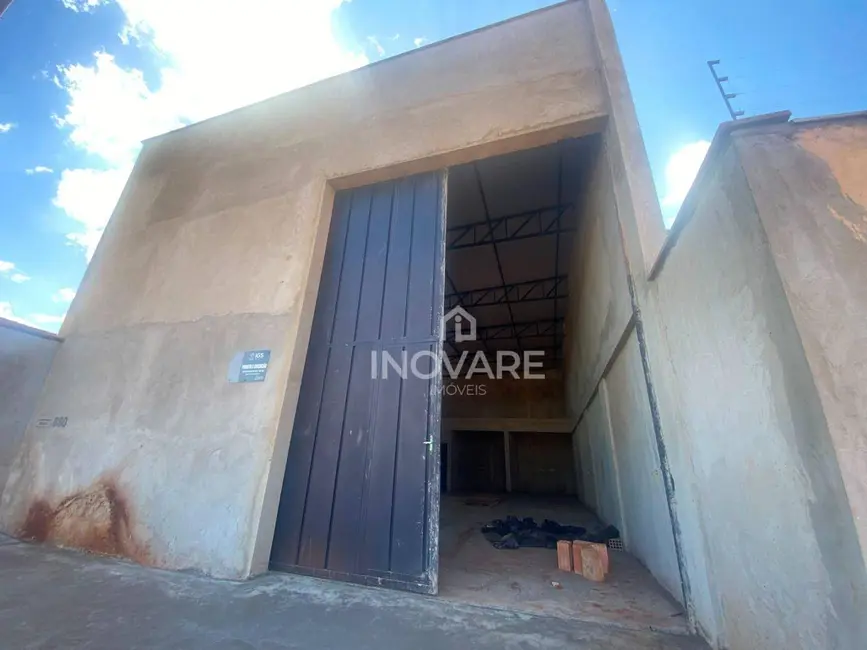 Armazém / Galpão para alugar, 200m2 em Itumbiara - GO - imagem 1 Foto 1 de Armazém / Galpão para alugar, 200m2 em Itumbiara - GO