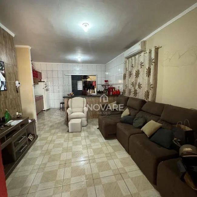 Casa com 3 quartos à venda, 200m2 em Itumbiara - GO - imagem 3 Foto 3 de Casa com 3 quartos à venda, 200m2 em Itumbiara - GO