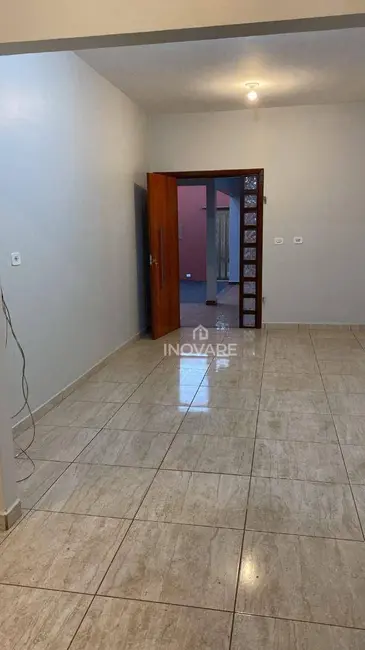 Casa com 3 quartos à venda e para alugar, 360m2 em Itumbiara - GO - imagem 5 Foto 5 de Casa com 3 quartos à venda e para alugar, 360m2 em Itumbiara - GO