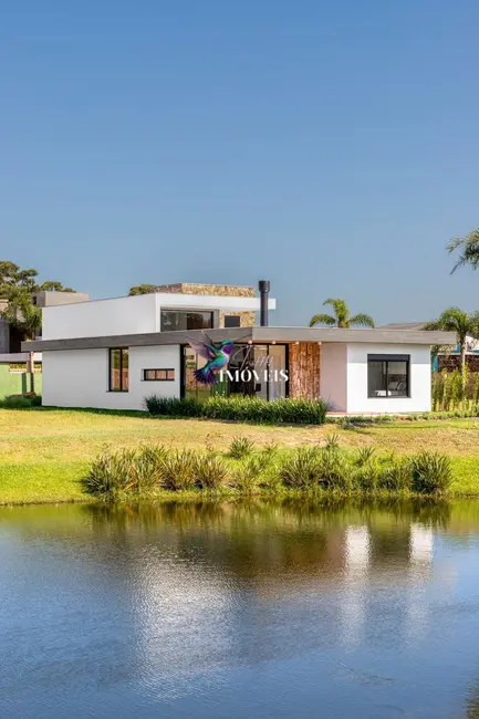 Casa com 3 quartos à venda, 218m2 em Centro, Torres - RS - imagem 8 Foto 8 de Casa com 3 quartos à venda, 218m2 em Centro, Torres - RS