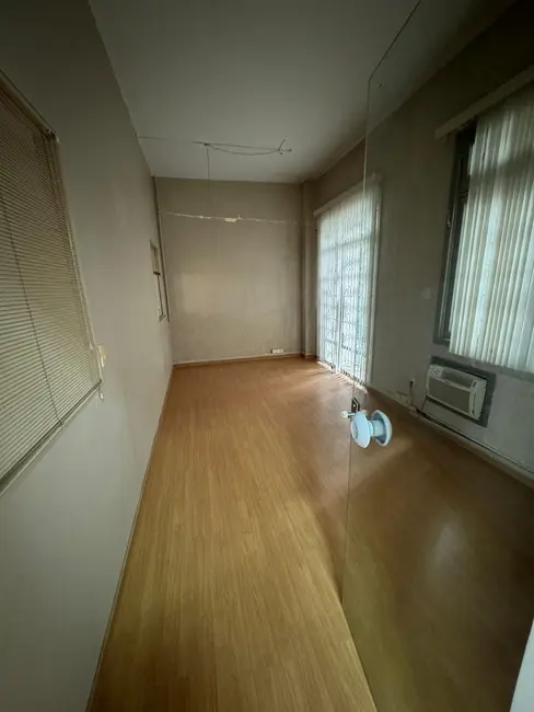 Sala Comercial à venda, 195m2 em Centro Histórico, Porto Alegre - RS - imagem 5 Foto 5 de Sala Comercial à venda, 195m2 em Centro Histórico, Porto Alegre - RS