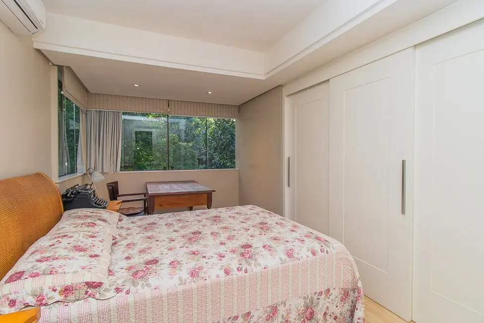 Apartamento com 3 quartos à venda, 148m2 em Moinhos de Vento, Porto Alegre - RS - imagem 8 Foto 8 de Apartamento com 3 quartos à venda, 148m2 em Moinhos de Vento, Porto Alegre - RS