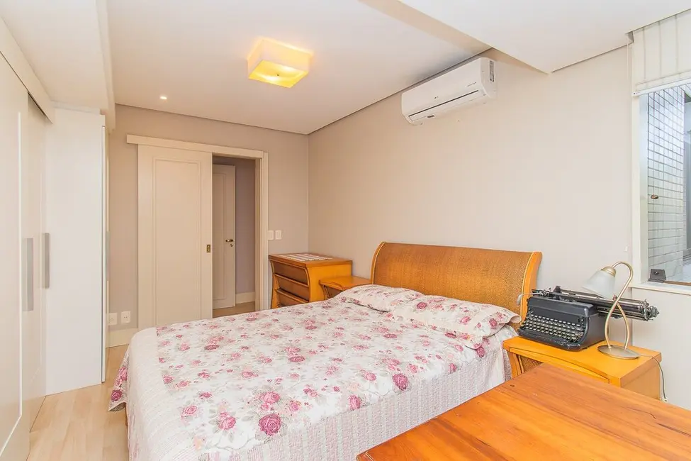 Apartamento com 3 quartos à venda, 148m2 em Moinhos de Vento, Porto Alegre - RS - imagem 9 Foto 9 de Apartamento com 3 quartos à venda, 148m2 em Moinhos de Vento, Porto Alegre - RS