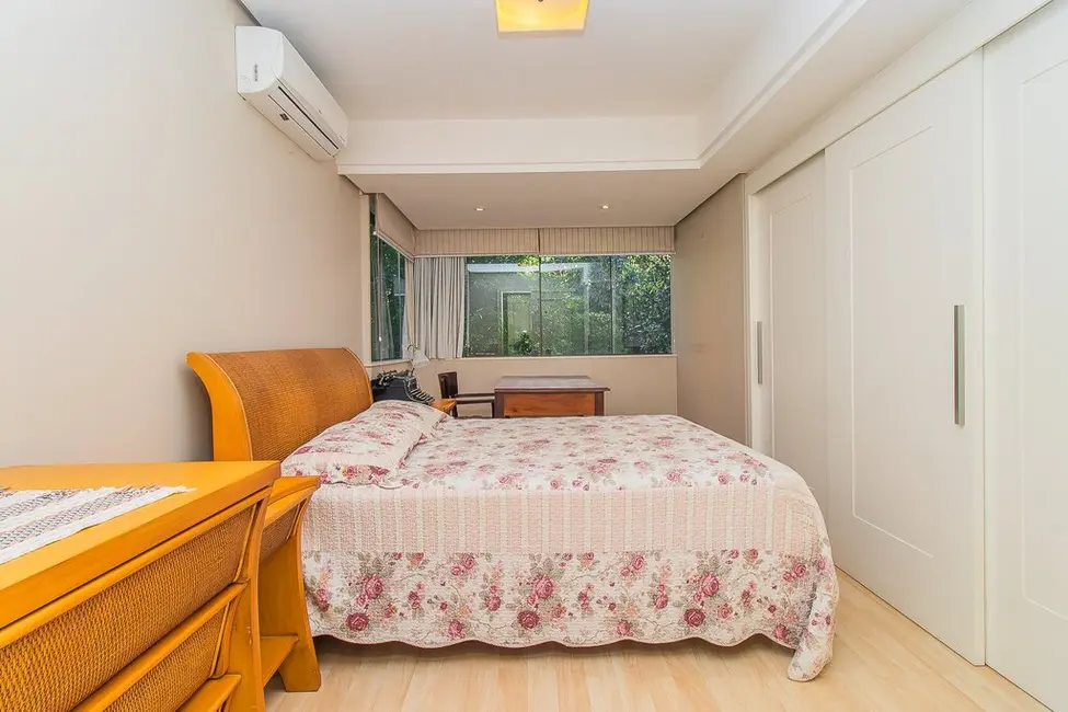 Apartamento com 3 quartos à venda, 148m2 em Moinhos de Vento, Porto Alegre - RS - imagem 7 Foto 7 de Apartamento com 3 quartos à venda, 148m2 em Moinhos de Vento, Porto Alegre - RS