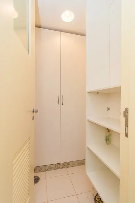 Apartamento com 3 quartos à venda, 148m2 em Moinhos de Vento, Porto Alegre - RS - imagem 5 Foto 5 de Apartamento com 3 quartos à venda, 148m2 em Moinhos de Vento, Porto Alegre - RS