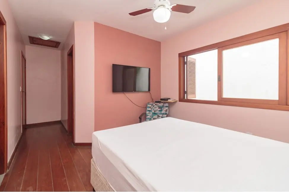 Casa com 3 quartos à venda, 213m2 em Chácara das Pedras, Porto Alegre - RS - imagem 5 Foto 5 de Casa com 3 quartos à venda, 213m2 em Chácara das Pedras, Porto Alegre - RS