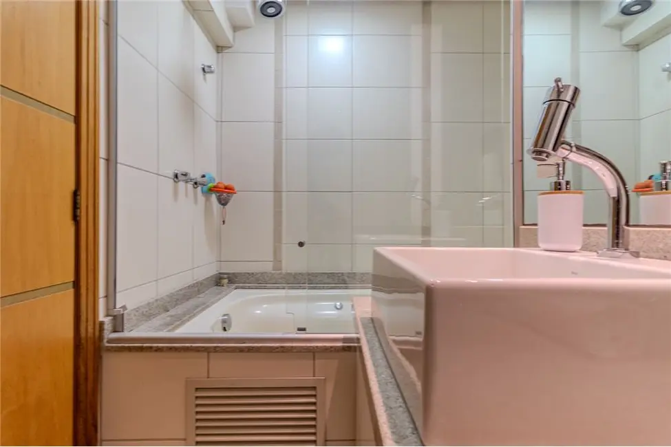 Apartamento com 3 quartos à venda, 97m2 em Passo da Areia, Porto Alegre - RS - imagem 7 Foto 7 de Apartamento com 3 quartos à venda, 97m2 em Passo da Areia, Porto Alegre - RS