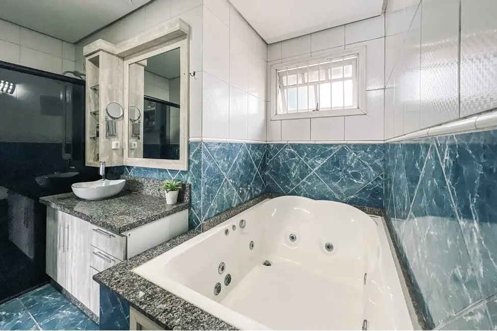 Casa com 4 quartos à venda, 300m2 em São Luis, Canoas - RS - imagem 9 Foto 9 de Casa com 4 quartos à venda, 300m2 em São Luis, Canoas - RS