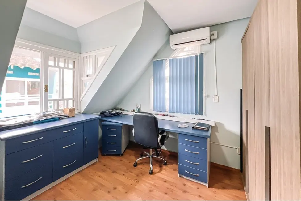 Casa com 4 quartos à venda, 300m2 em São Luis, Canoas - RS - imagem 6 Foto 6 de Casa com 4 quartos à venda, 300m2 em São Luis, Canoas - RS