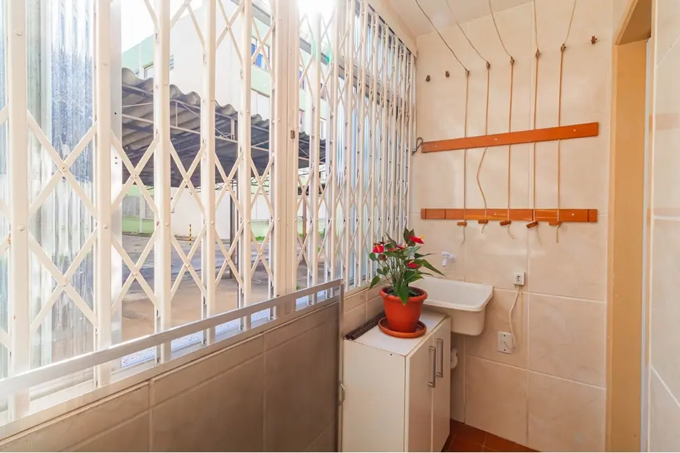 Foto 2 de Apartamento com 2 quartos à venda, 67m2 em Teresópolis, Porto Alegre - RS