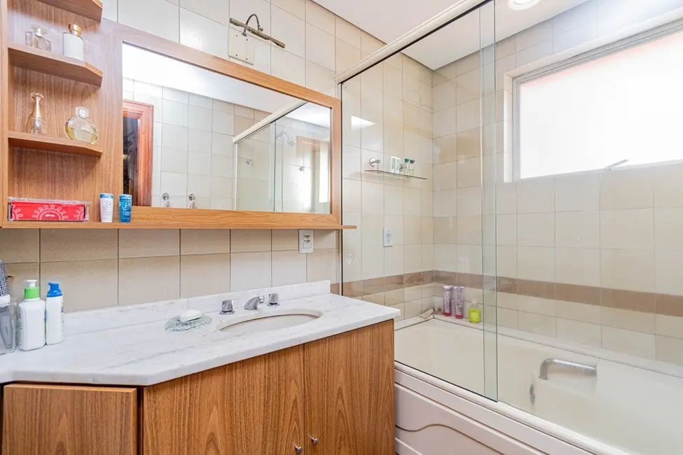 Apartamento com 3 quartos à venda, 157m2 em Rio Branco, Porto Alegre - RS - imagem 6 Foto 6 de Apartamento com 3 quartos à venda, 157m2 em Rio Branco, Porto Alegre - RS