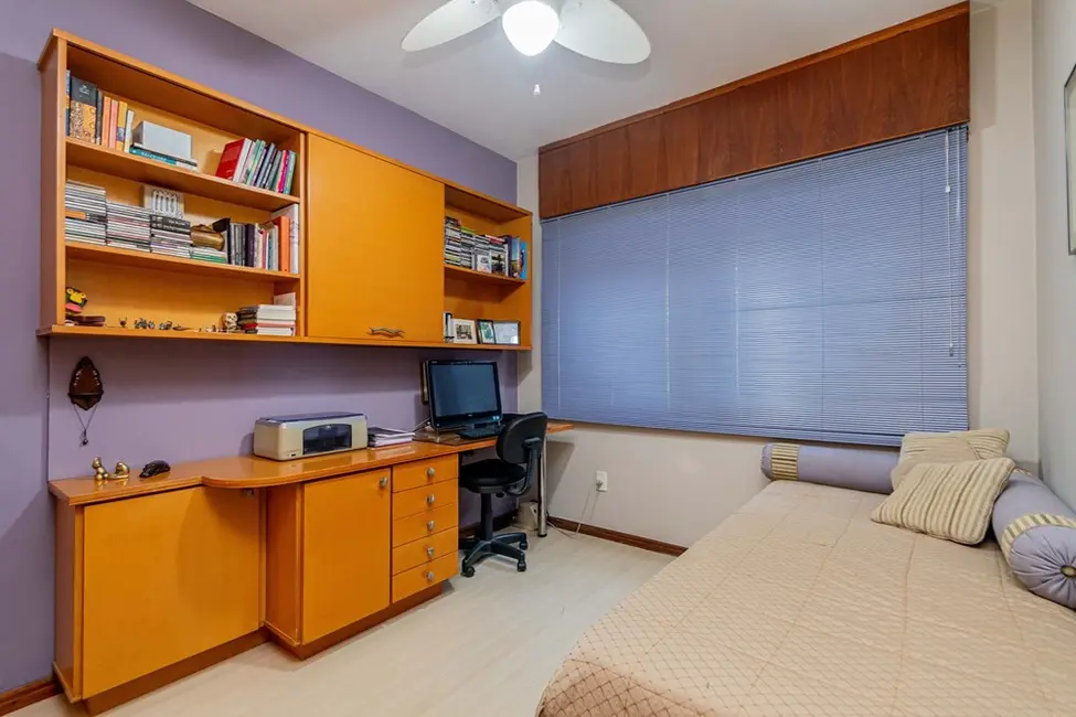 Apartamento com 3 quartos à venda, 157m2 em Rio Branco, Porto Alegre - RS - imagem 9 Foto 9 de Apartamento com 3 quartos à venda, 157m2 em Rio Branco, Porto Alegre - RS