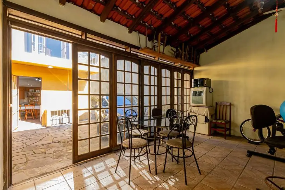 Casa com 3 quartos à venda, 120m2 em Medianeira, Porto Alegre - RS - imagem 3 Foto 3 de Casa com 3 quartos à venda, 120m2 em Medianeira, Porto Alegre - RS