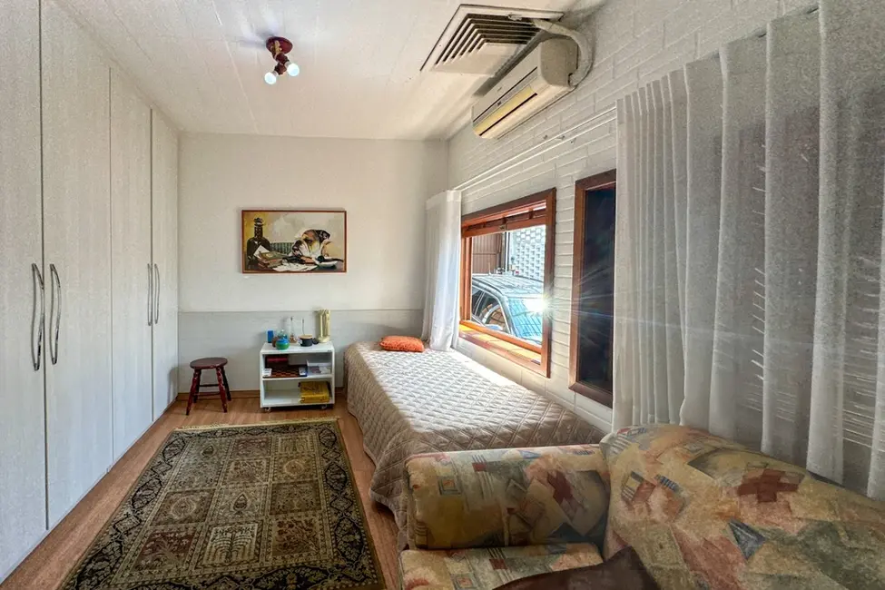 Casa com 3 quartos à venda, 300m2 em Três Figueiras, Porto Alegre - RS - imagem 9 Foto 9 de Casa com 3 quartos à venda, 300m2 em Três Figueiras, Porto Alegre - RS
