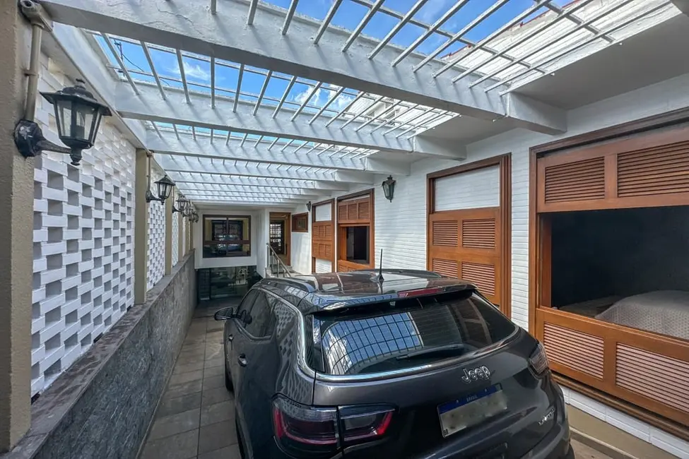 Casa com 3 quartos à venda, 300m2 em Três Figueiras, Porto Alegre - RS - imagem 3 Foto 3 de Casa com 3 quartos à venda, 300m2 em Três Figueiras, Porto Alegre - RS