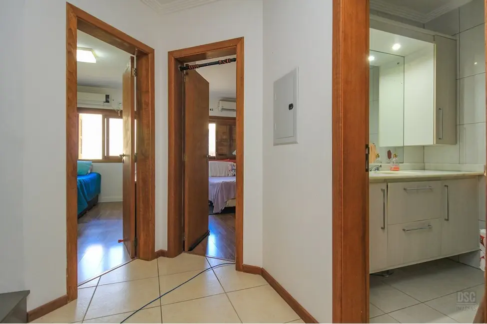 Casa com 4 quartos à venda, 201m2 em Espírito Santo, Porto Alegre - RS - imagem 3 Foto 3 de Casa com 4 quartos à venda, 201m2 em Espírito Santo, Porto Alegre - RS