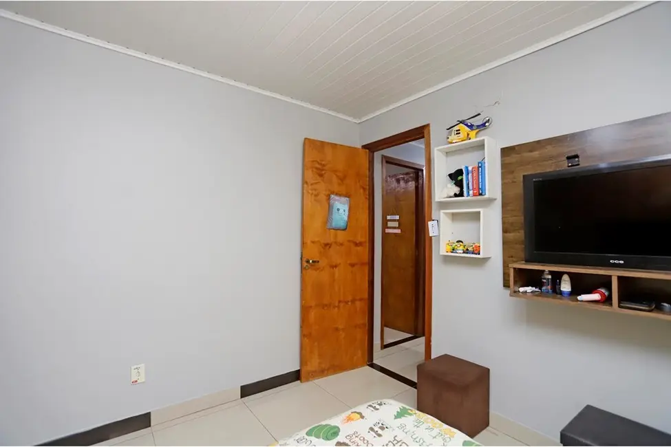Casa com 3 quartos à venda, 54m2 em Rubem Berta, Porto Alegre - RS - imagem 4 Foto 4 de Casa com 3 quartos à venda, 54m2 em Rubem Berta, Porto Alegre - RS
