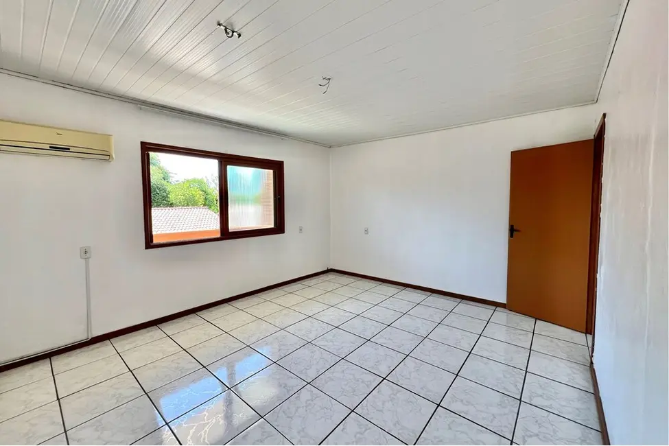 Casa com 5 quartos à venda, 292m2 em Igara, Canoas - RS - imagem 3 Foto 3 de Casa com 5 quartos à venda, 292m2 em Igara, Canoas - RS